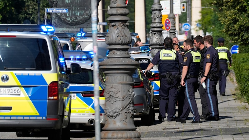 Im Bereich der Briennerstraße und dem Karolinenplatz lief ein größerer Polizeieinsatz. (Bild: AP/Matthias Schrader)