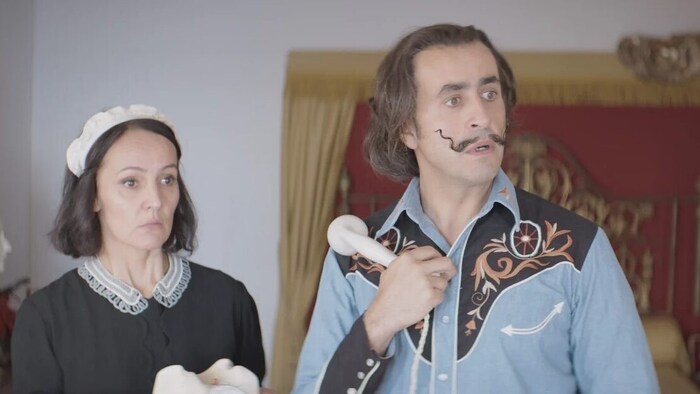 Der Film ist eine Art Tagtraum, in dem eine Journalistin Salvador Dalí interviewen soll. 