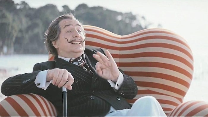 Salvador Dalí hat hier viele Gesichter, u. a. jenes von Jonathan Cohen.