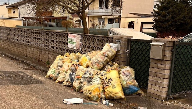 In Gunskirchen, the yellow bags were left lying around for days. (Bild: ZVG)