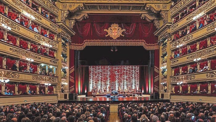 Als bislang einziger nicht klassischer Musiker trat Conte im Teatro alla Scala auf. 