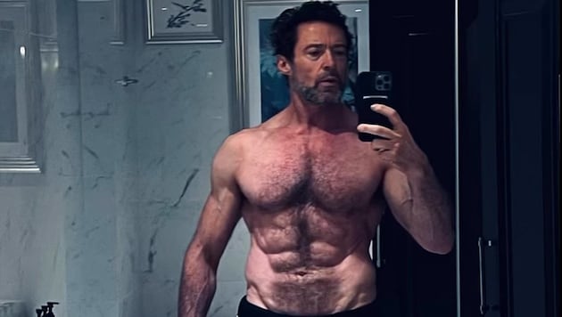 Hugh Jackman proudly shows off his toned "Wolverine" six-pack on Instagram. (Bild: instagram.com/thehughjackman)