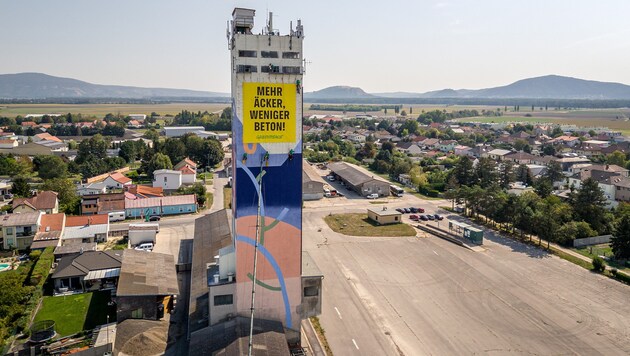 Greenpeace activists unfurled a banner on the silo tower. (Bild: Tom Lachmayr Greenpeace)