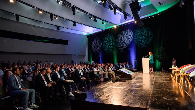 More than 1000 guests listened to the speakers from the worlds of politics, culture and business. (Bild: Green Peak Festival)