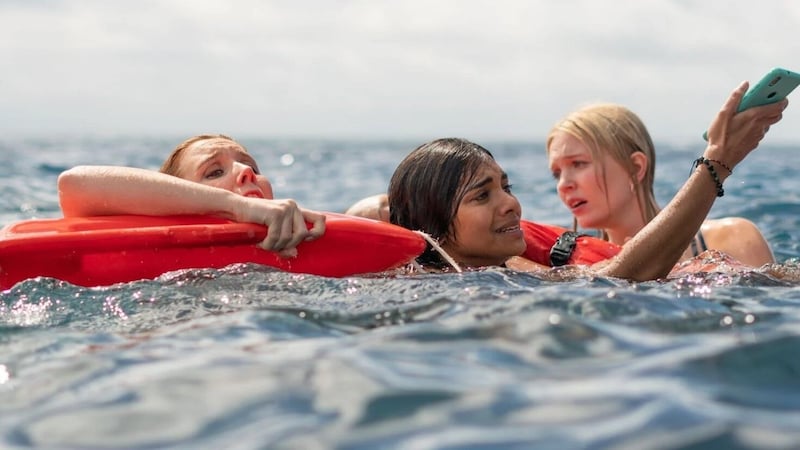 Leider kracht das Boot auf ein Korallenriff und die Mädls sind gezwugen, im offenen Meer zu schwimmen.  (Bild: Carlos Rodríguez/ STUDIOCANAL)