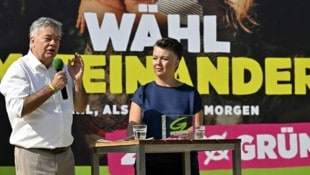 Grünen-Spitzenkandidat und Vizekanzler Werner Kogler und Grünen-Generalsekretärin Olga Voglauer bei der Plakatpräsentation „2. Welle“ in Wien (Bild: APA Pool/APA/HANS KLAUS TECHT)