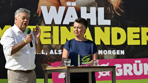 Green top candidate and Vice-Chancellor Werner Kogler and Green General Secretary Olga Voglauer at the "2nd wave" poster presentation in Vienna (Bild: APA Pool/APA/HANS KLAUS TECHT)