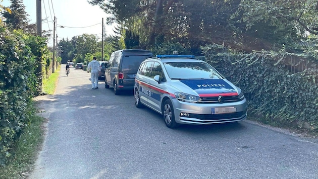 Forensics were still at work on the Bahndammweg on Thursday morning. (Bild: Stefan Steinkogler, Krone KREATIV)