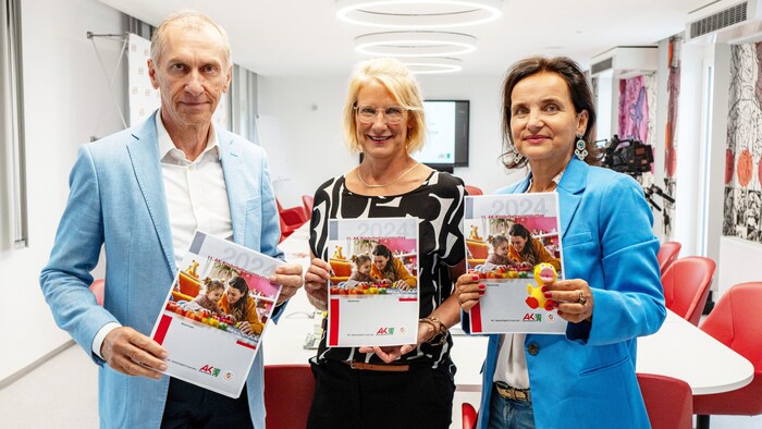 AK-Chef Josef Pesserl, Cordula Schlamadinger (Leiterin Kinderdrehscheibe) und ...