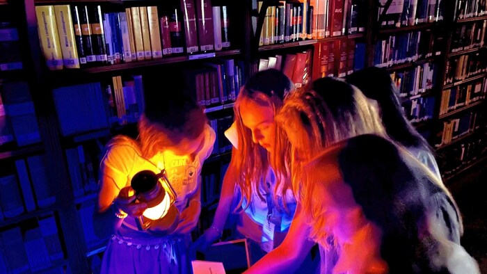 In the completely darkened library in Parliament, the students first had to grope in the dark to find various clues to get to the reading room, where the final puzzle was revealed in the light of a floor lamp.