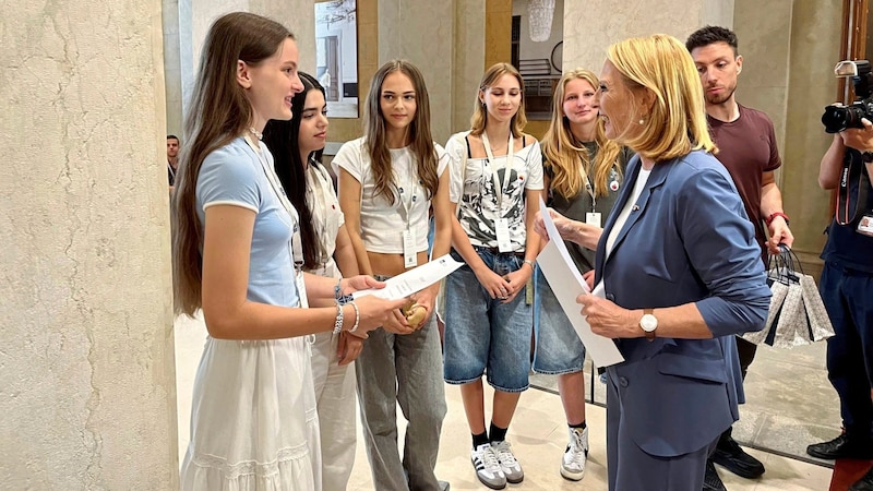 66 Schüler schlüpften in die Rolle von Demokratieforschern. Anleitungen gab es dazu per Video von der Zweiten Nationalratspräsidentin Doris Bures (SPÖ). Die erste erfolgreiche Gruppe durfte sie dann auch persönlich kennenlernen. (Bild: Christoph Engelmaier)