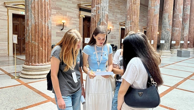 Each group had 90 minutes to solve the 7 puzzles. The floor in the imposing columned hall was transformed into an oversized board game. (Bild: Christoph Engelmaier)