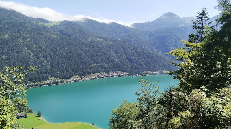 On the descent along the road, the view opens up to Lake Achensee. (Bild: Peter Freiberger)