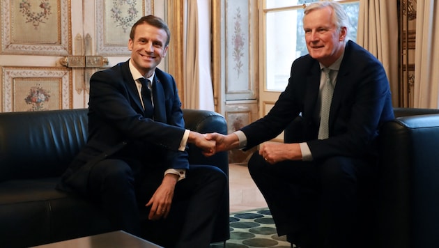 Jänner 2020: Der französische Präsident Emmanuel Macron (li.) mit Michel Barnier, dem damaligen Chefunterhändler der EU-Kommission, wenige Stunden bevor Großbritannien offiziell die Europäische Union verließ. (Bild: AFP)