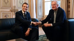 Jänner 2020: Der französische Präsident Emmanuel Macron (li.) mit Michel Barnier, dem damaligen Chefunterhändler der EU-Kommission, wenige Stunden bevor Großbritannien offiziell die Europäische Union verließ. (Bild: AFP)