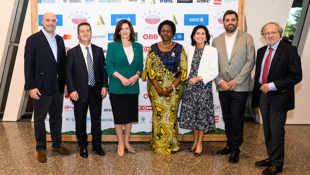 from left to right Founder Aleksandar Gros, Ingo Bleier, Chief Corporates &amp; Markets Officer of Erste Group, US Ambassador Victoria Reggie Kennedy, Uganda's Minister of Environment Beatrice Atim Odwong, journalist Danielle Spera, founder Daniel Gros and lawyer Friedrich Rödler (Bild: Green Peak Festival)