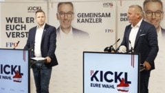 Generalsekretär Michael Schnedlitz (links) und der steirische Landesparteiobmann Mario Kunasek enthüllten am Donnerstag die neuen FPÖ-Wahlplakate.  (Bild: APA Pool/APA/ERWIN SCHERIAU)