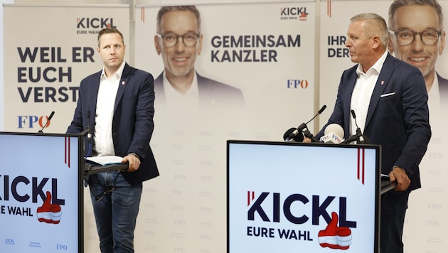 Secretary General Michael Schnedlitz (left) and Styrian party chairman Mario Kunasek unveiled the new FPÖ election posters on Thursday. (Bild: APA Pool/APA/ERWIN SCHERIAU)