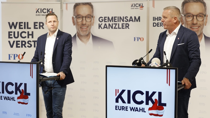 Generalsekretär Michael Schnedlitz (links) und der steirische Landesparteiobmann Mario Kunasek enthüllten am Donnerstag die neuen FPÖ-Wahlplakate. (Bild: APA Pool/APA/ERWIN SCHERIAU)