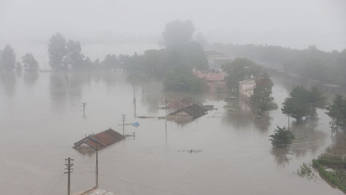 Der Regen war so heftig, dass Häuser komplett in den Fluten verschwanden. 