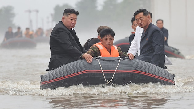 North Korea's dictator Kim Jong Un was shown the extent of the flooding from an inflatable boat. (Bild: AFP)