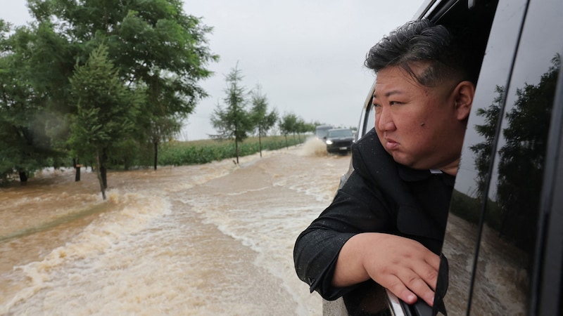 Nasse Füße bekam Nordkoreas Diktator Kim Jong Un im Flutdesaster in der Region Nord-Pyongan nicht.  (Bild: AFP)