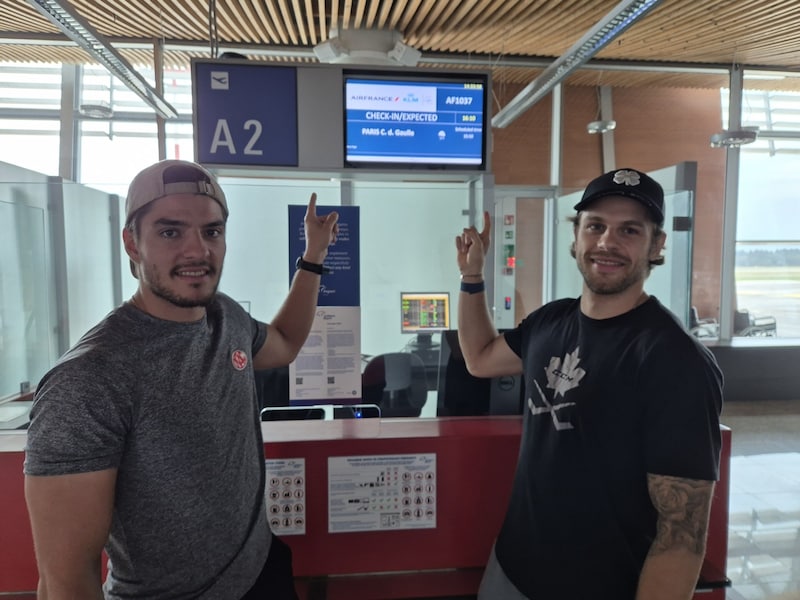 Fabian Hochegger und Daniel Obersteiner (re.) am Flughafen in Laibach. (Bild: EC KAC)