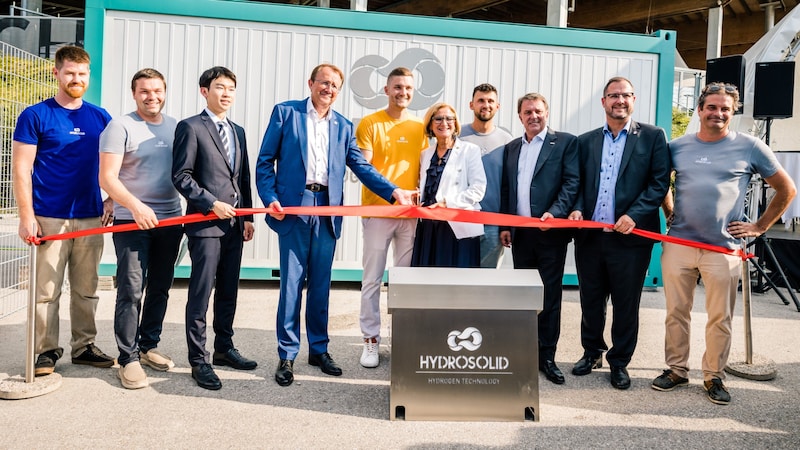 In the presence of many guests, the first state hydrogen plant was opened in the container (in the background). It will store the solar power produced in the nearby parking lots and feed it into the grid at night. (Bild: Patrick Salfinger)