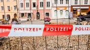 Das teilweise eingestürzte Haus am Unteren Stadtplatz in Schärding ist behördlich gesperrt.