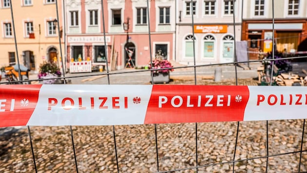 Das teilweise eingestürzte Haus am Unteren Stadtplatz in Schärding ist behördlich gesperrt. (Bild: Pressefoto Scharinger © Daniel Scharinger)