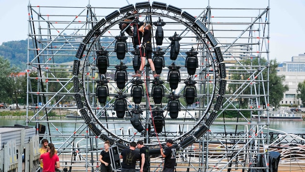 Employees from La Fura dels Baus will set up a stage element with lights and spotlights. (Bild: Einöder Horst/Horst Einöder/Flashpictures)