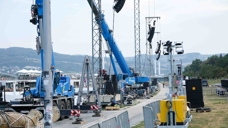 Vor dem Brucknerhaus: Kräne, Lautsprechertrauben (Bild: Einöder Horst/Horst Einöder/Flashpictures)