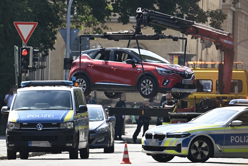 Hier wird das Auto, mit dem der mutmaßliche Islamist unterwegs war, abgeschleppt. (Bild: AFP/LUKAS BARTH-TUTTAS, Krone KREATIV)