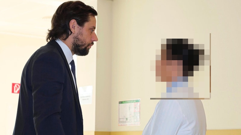 The accused with her defense lawyer Thomas Preisinger. (Bild: Bissuti Kristian/KRISTIAN BISSUTI, Krone KREATIV)