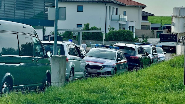 Großaufgebot der Einsatzkräfte in Neumarkt am Wallersee. „Krone“-Informationen zufolge dürfte ein Zusammenhang mit dem getöteten, mutmaßlichen Attentäter von München bestehen. (Bild: Markus Tschepp/Markus Tschepp, Krone KREATIV)