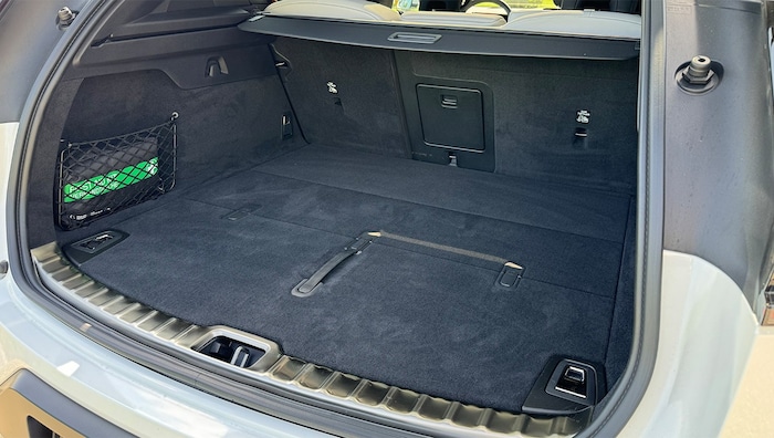 The trunk holds 484 liters, 90 of which are under the floor.