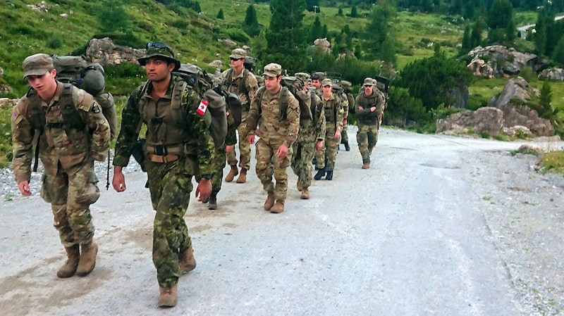 The officer candidates from the USA, Canada, Austria and Co. on their final march! (Bild: Horngacher)