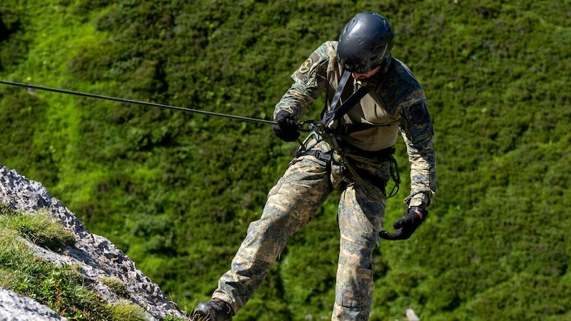 Abseiling in steep terrain. (Bild: Horngacher)