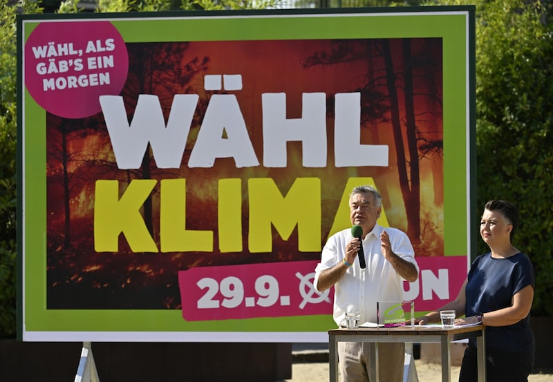 "Vote climate" is written on the Greens' poster. (Bild: APA/HANS KLAUS TECHT)