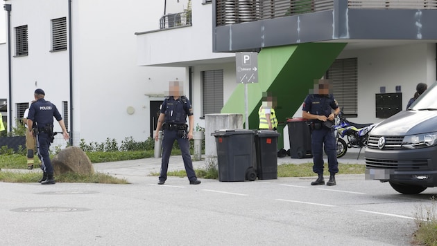 Emrah I drove to Munich by car, where he wanted to carry out his attack, but was stopped by fatal gunshots. Hours later, his parents' house in Neumarkt was sealed off. (Bild: Markus Tschepp/Tschepp Markus, Krone KREATIV)