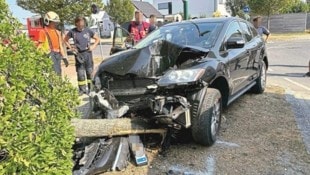 Der Alkolenker stieg im Kreisverkehr aufs Gas und rammte einen Baum. Eine Mutter und ihre zwei Kinder, die knapp daneben standen, waren geschockt. (Bild: Privat)