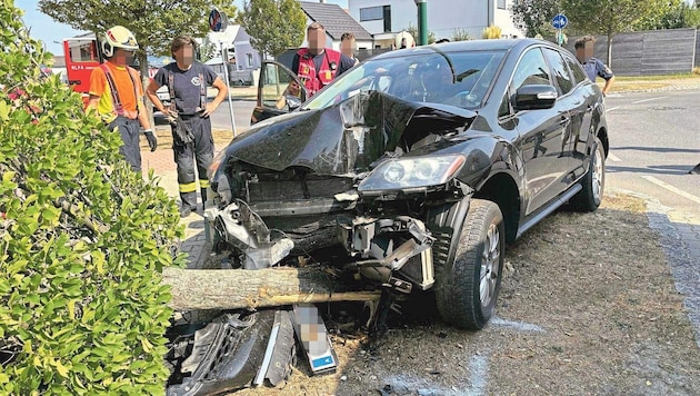 The drunk driver stepped on the gas at the traffic circle and hit a tree. A mother and her two children, who were standing nearby, were shocked. (Bild: Privat)