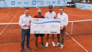 Der Landtagsabgeordnete Andreas Bors,  gratulierte Sieger Hans Kunst ebenso wie ÖTV-Sportdirektor Jürgen Melzer und Turnierdirektor Florian Leitgeb (v.l.n.r.). (Bild: NÖ Open/M. Binder)