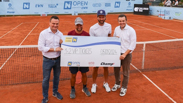 Andreas Bors, Member of Parliament, congratulated winner Hans Kunst as well as ÖTV Sports Director Jürgen Melzer and Tournament Director Florian Leitgeb (from left to right). (Bild: NÖ Open/M. Binder)