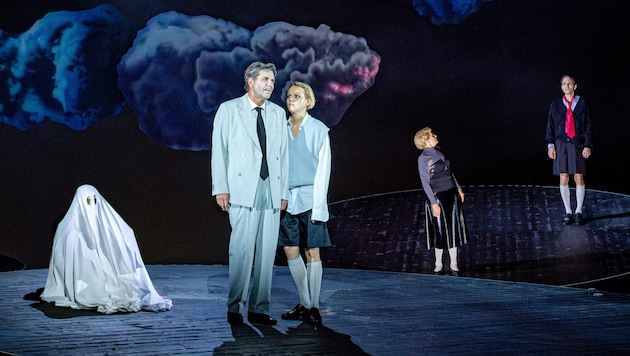 The new "Hamlet" at the Burg - with Michael Maertens and Marie-Luise Stockinger (center) in a stage design by Katrin Brack. (Bild: Burgtheater/Lalo Jodlbauer)