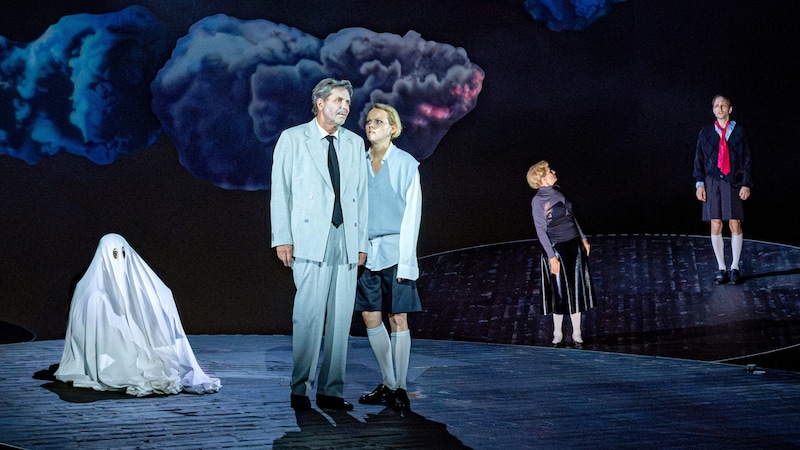 Hamlet: Michael Maertens, Marie-Luise Stockinger, Kate Strong, Alexander Angeletta (Bild: Burgtheater/Lalo Jodlbauer)