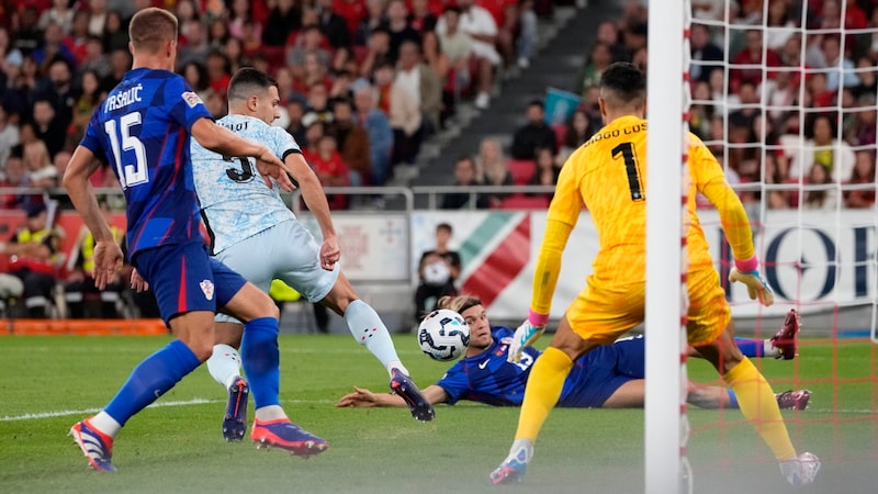 Diogo Dalot's own goal to make it 1-2. (Bild: AP ( via APA) Austria Presse Agentur/ASSOCIATED PRESS)