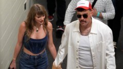 Händchenhaltend verließen Taylor Swift und Travis Kelce nach dem Spiel das Stadion. Zuvor hatte die Sängerin ihrem Liebsten zum Saisonauftakt zugejubelt. (Bild: APA/AP Photo/Ed Zurga)