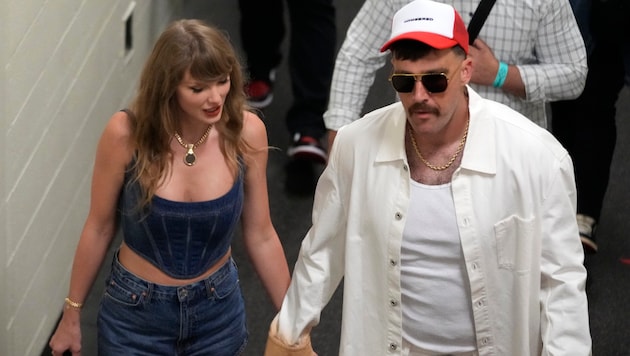 Holding hands, Taylor Swift and Travis Kelce left the stadium after the game. The singer had previously cheered on her boyfriend at the season opener. (Bild: APA/AP Photo/Ed Zurga)