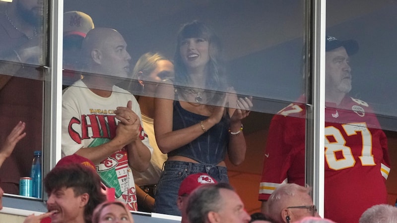 Taylor Swift was back in the stadium for the NFL season opener. (Bild: APA/AP Photo/Ed Zurga)